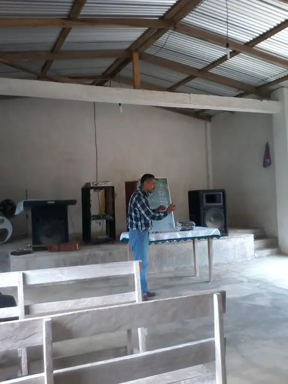 Esteban dando curso en los Arrecifes de como se puede escribir la Palabra de Dios en nahuatl 