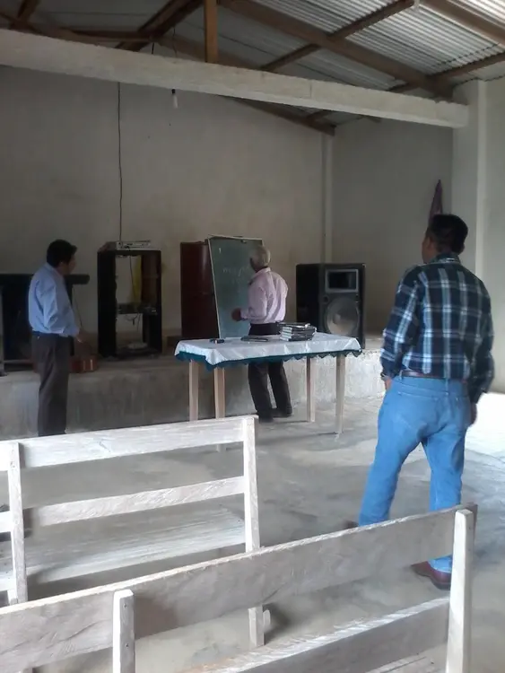 Los hermanos haciendo algunas practicas en el taller