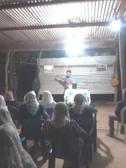 El hermano Hilario mostrando un pasaje escrito en Nahualt