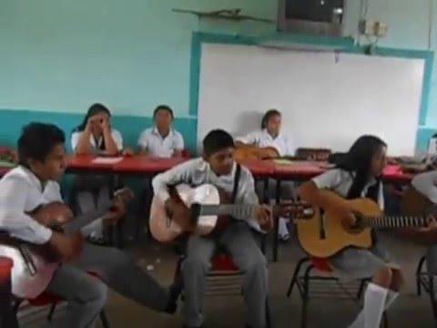 Jóvenes practicando música Jóvenes practicando música