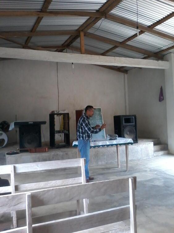 Esteban dando curso en los Arrecifes de como se puede escribir la Palabra de Dios en nahuatl Esteban dando curso en los Arrecifes de como se puede escribir la Palabra de Dios en nahuatl