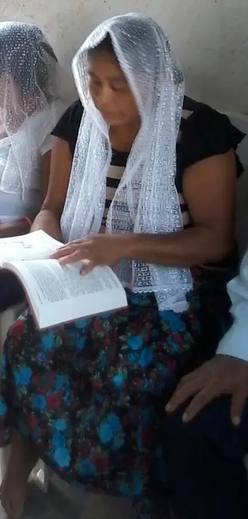 La hermano aprendiendo a leer la biblia en nahuatl