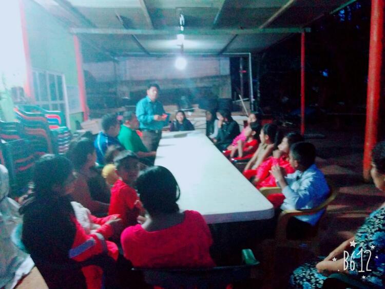 Una platica con los jóvenes de la iglesia puerta del cielo en la localidad de mecayapan Una platica con los jóvenes de la iglesia puerta del cielo en la localidad de mecayapan