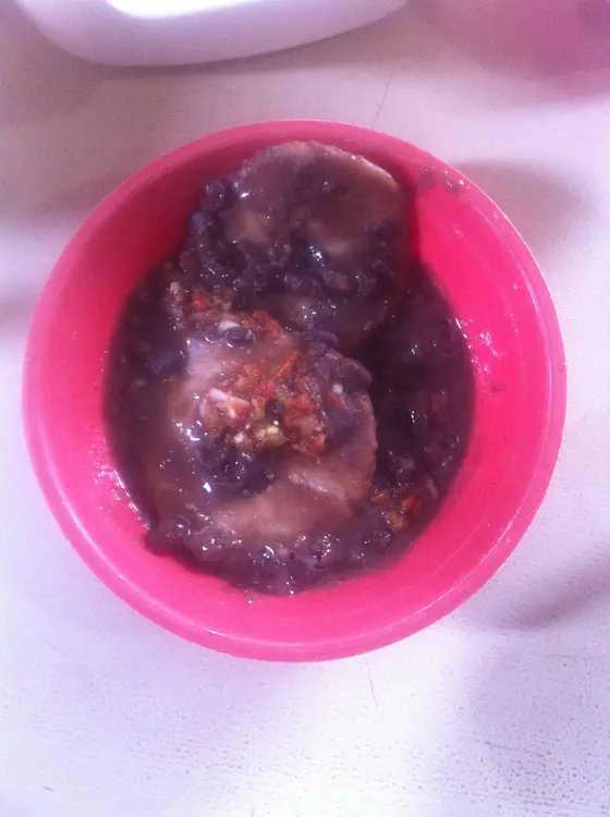 Memelas con frijol tipico de la region