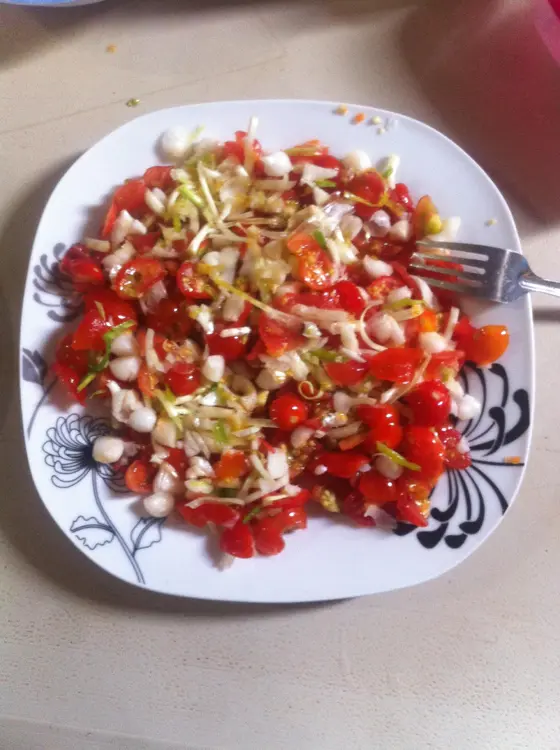 Tomatito de rancho se cosecha en la region de Mecayapan
