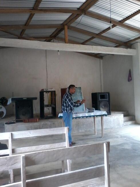 Esteban dando curso en los Arrecifes de como se puede escribir la Palabra de Dios en nahuatl