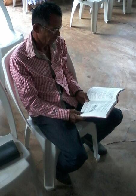 El hermano concentrado leyendo la biblia en nahuatl