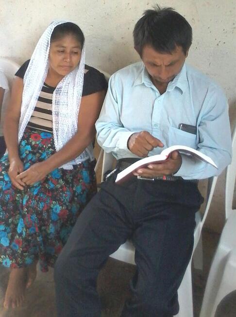 El pastor aprendiendo a leer la biblia en nahuatl